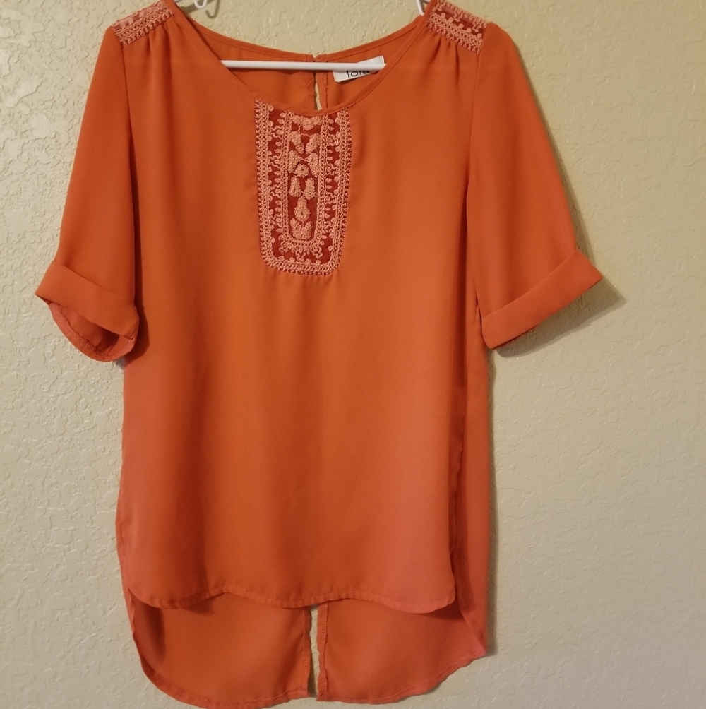 open‎ back blouse